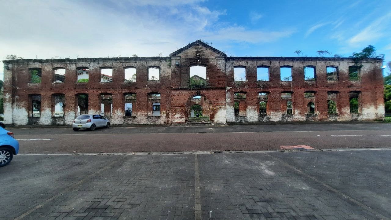 Bestaande bakstenen gevel van Gebouw 1790 met open raam- en deuropeningen